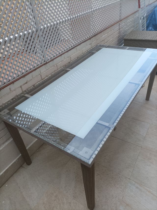 Mesa de Cristal y ratán