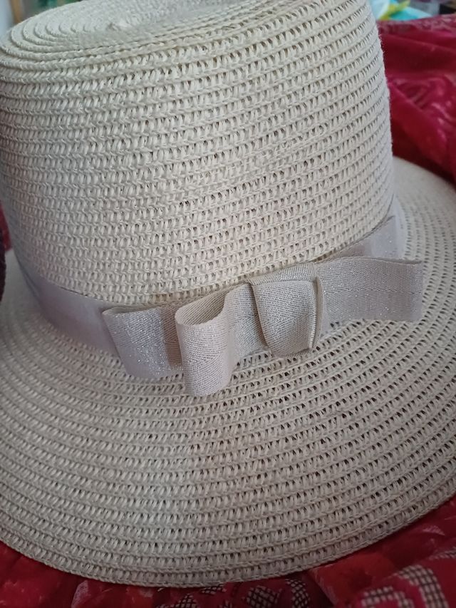Sombrero y colgante
