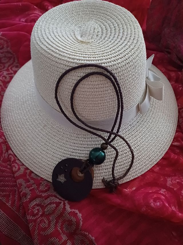 Sombrero y colgante