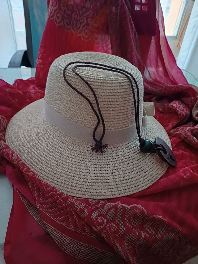Sombrero y colgante