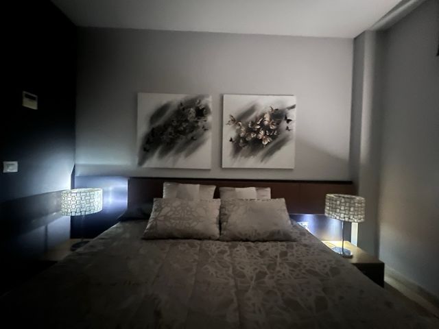 cabeceira com sensor de luz cama canapé cama e mesas de café