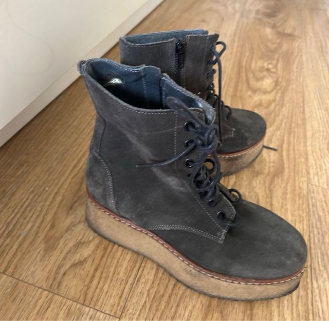 Botas grises ante