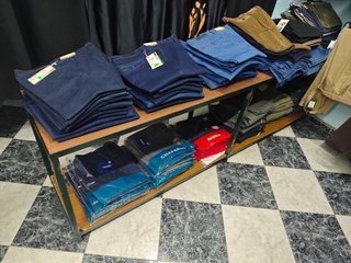 Mobiliario y Prendas de tienda textil (ropa)