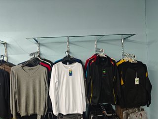 Mobiliario y Prendas de tienda textil (ropa)