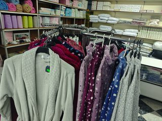 Mobiliario y Prendas de tienda textil (ropa)