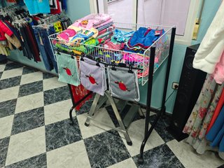 Mobiliario y Prendas de tienda textil (ropa)