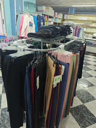 Mobiliario y Prendas de tienda textil (ropa)