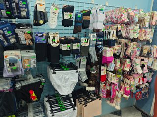 Mobiliario y Prendas de tienda textil (ropa)