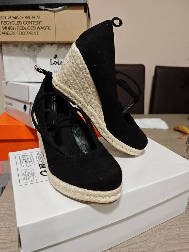 Sandalias cerradas negras ante Nuevas