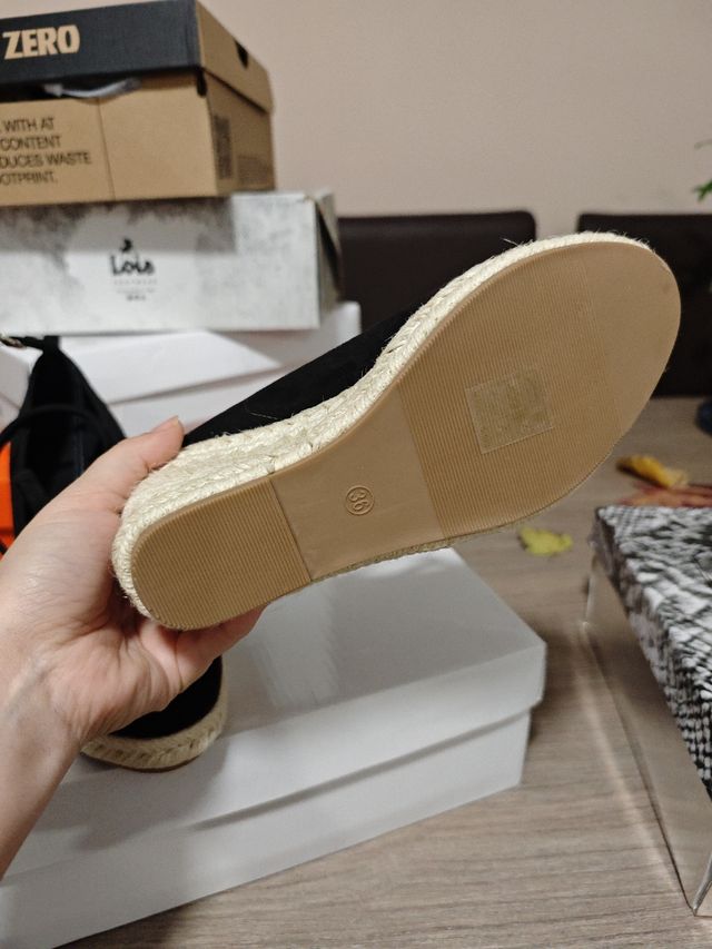 Sandalias cerradas negras ante Nuevas