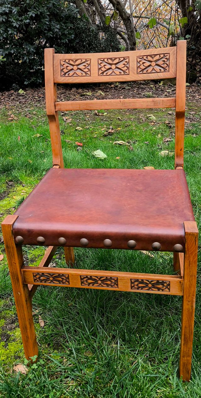 2 sillas de madera de estilo castellano