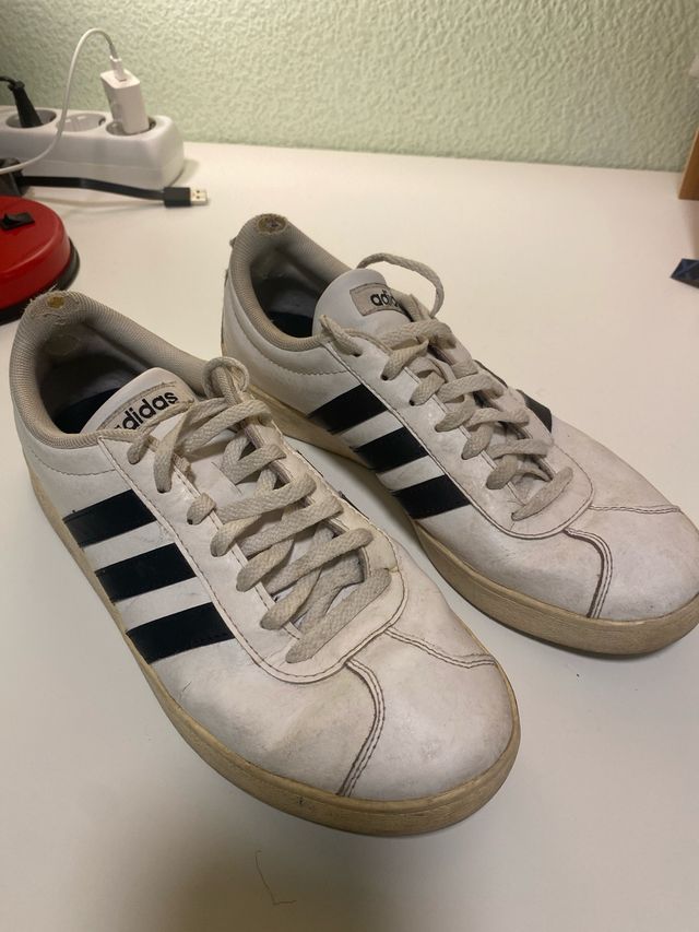 Zapatillas Adidas blancas líneas negras