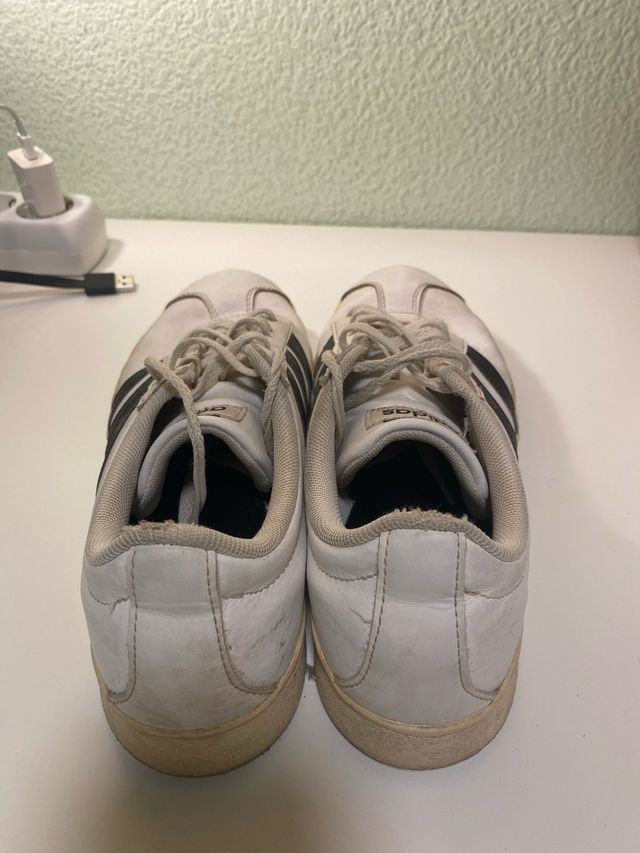 Zapatillas Adidas blancas líneas negras