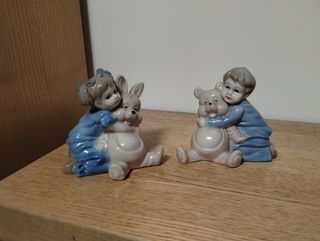 Coppia di statuine di bimbi in ceramica