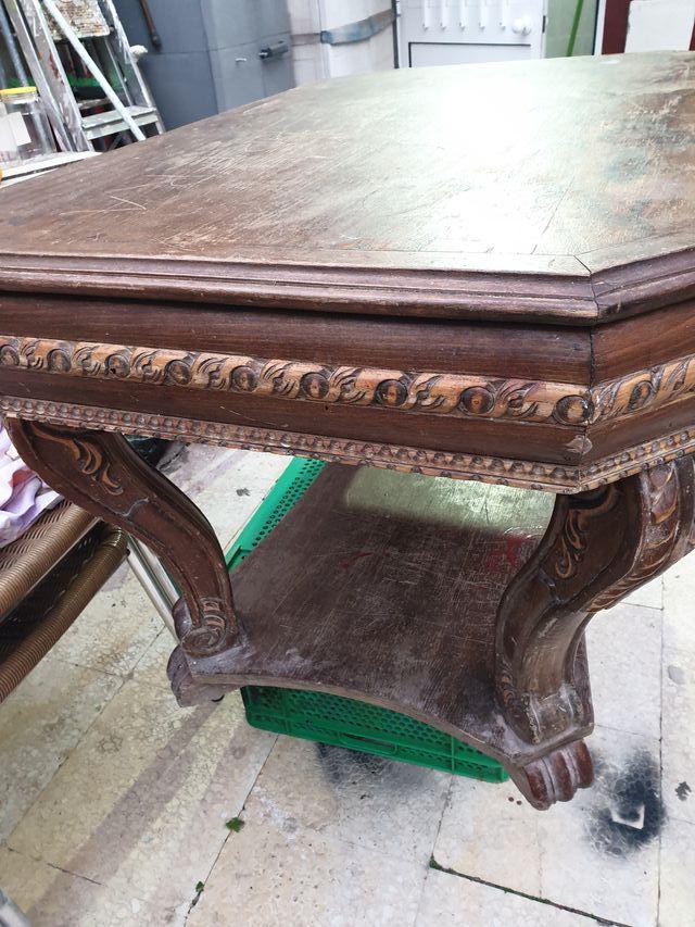 mesa antigua labbrada a mano estilo peana