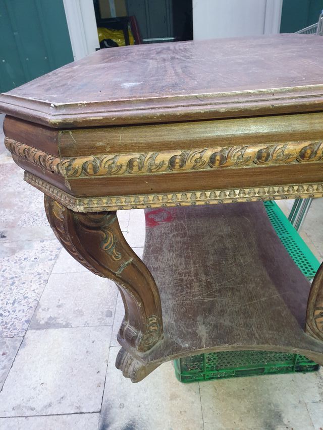 mesa antigua labbrada a mano estilo peana