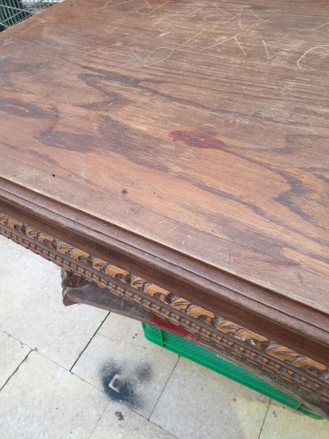 mesa antigua labbrada a mano estilo peana