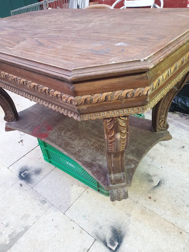 mesa antigua labbrada a mano estilo peana