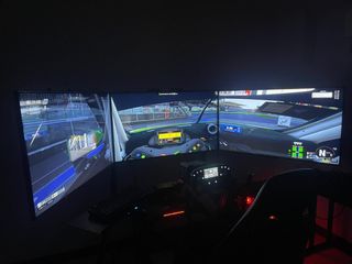 Soporte triple pantalla con monitores 43