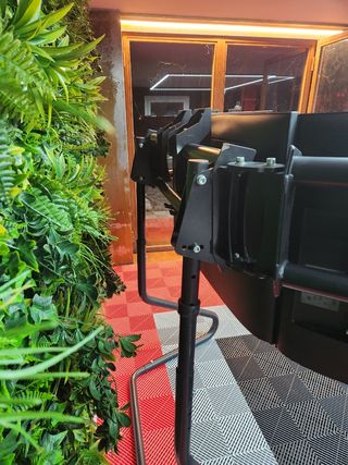 Soporte triple pantalla con monitores 43