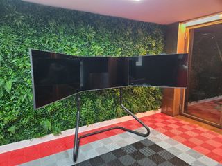 Soporte triple pantalla con monitores 43