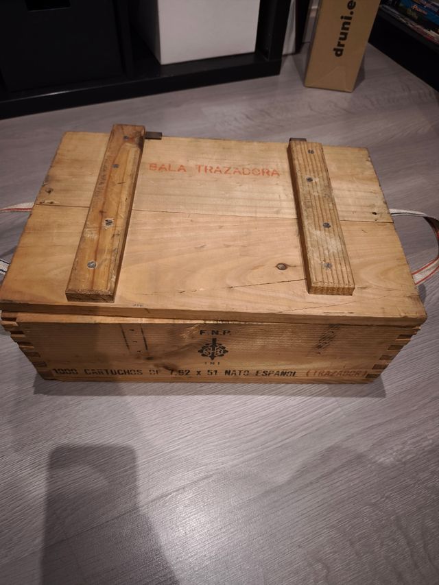 Caja de madera de munición antigua
