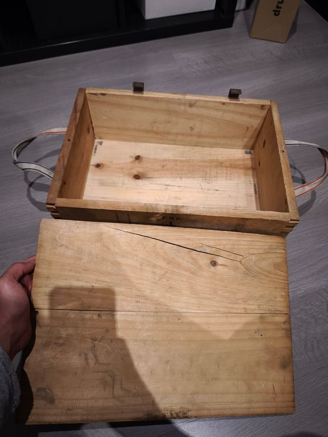 Caja de madera de munición antigua