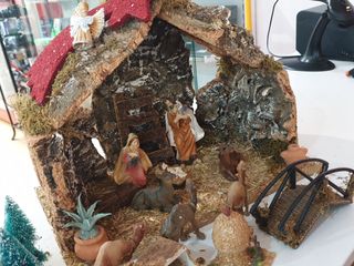 PESEBRE CON TIENDAS Y FIGURAS