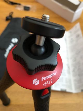 Trípode portatil para cámaras y teléfonos móviles.