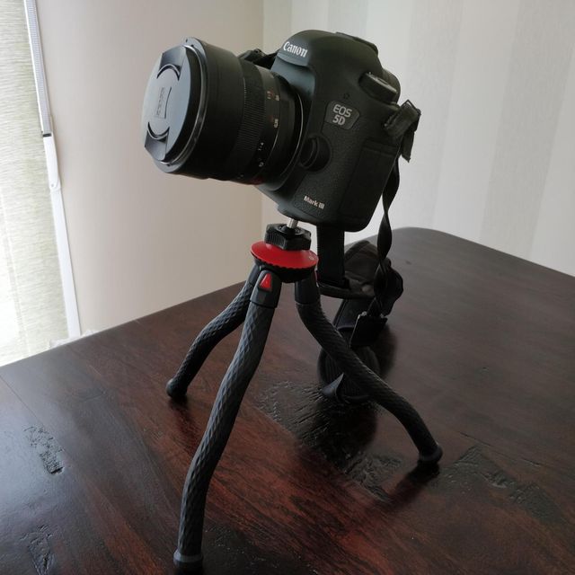 Trípode portatil para cámaras y teléfonos móviles.