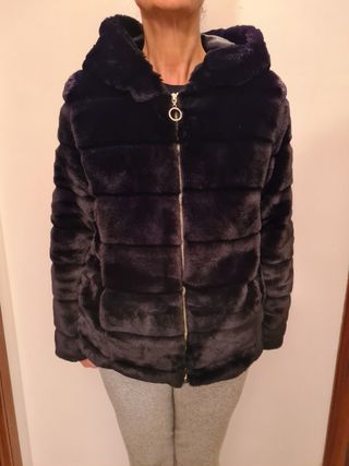 Pelliccia nera con cappuccio