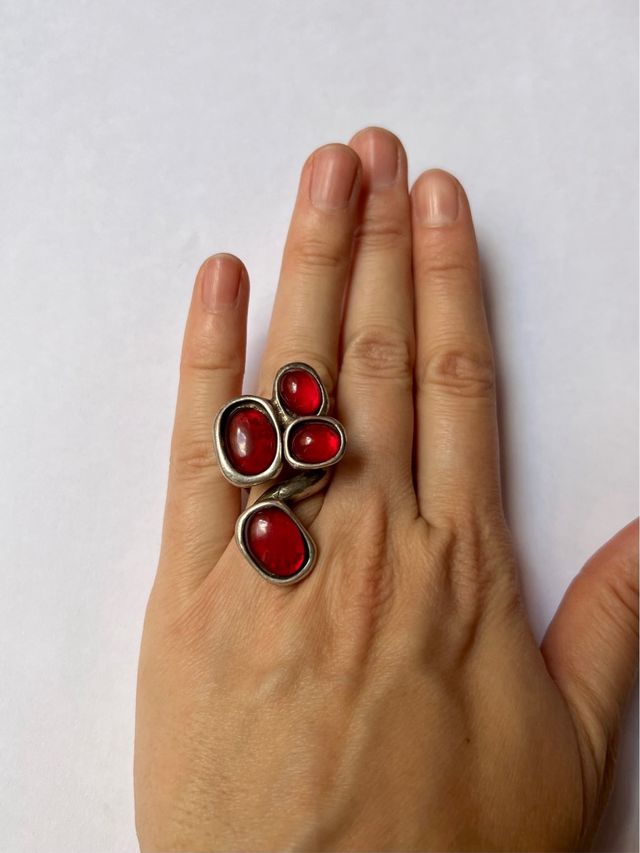 Anillo uno de 50 piedras rojas NEGOCIABLE