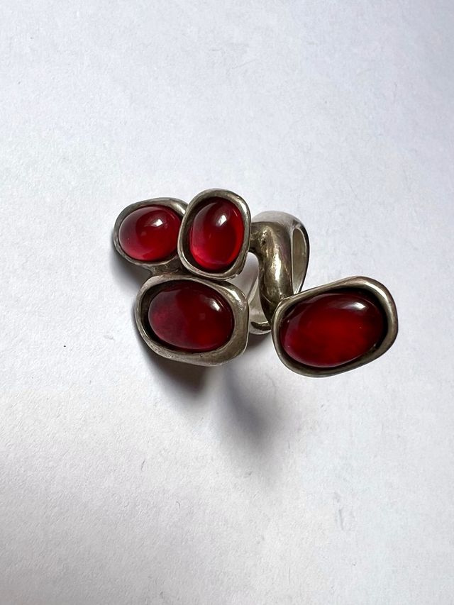Anillo uno de 50 piedras rojas NEGOCIABLE
