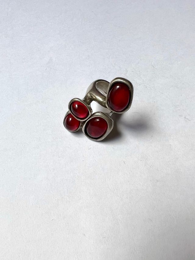 Anillo uno de 50 piedras rojas NEGOCIABLE