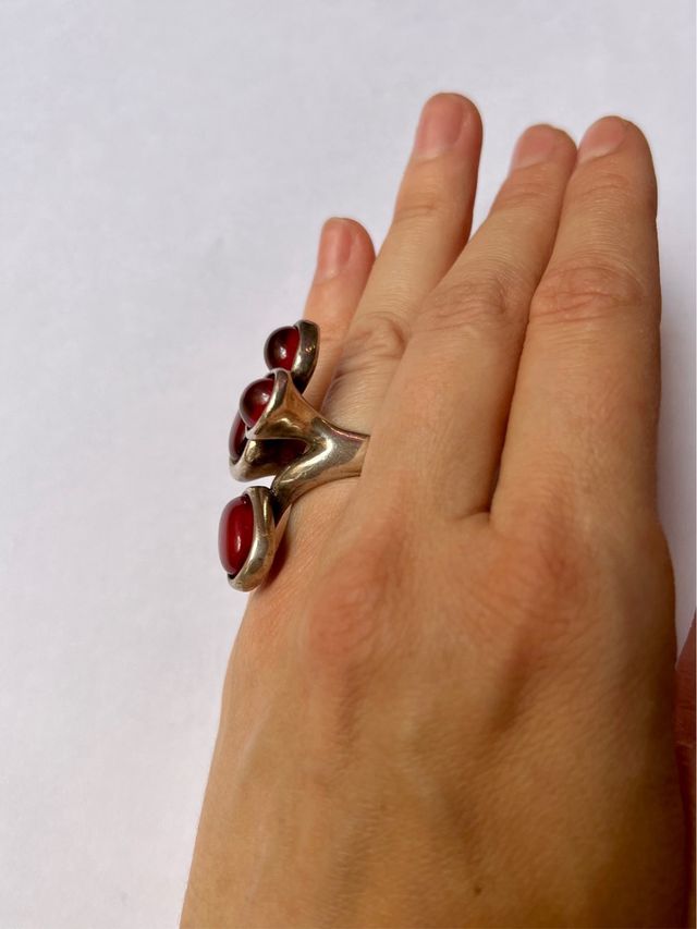 Anillo uno de 50 piedras rojas NEGOCIABLE