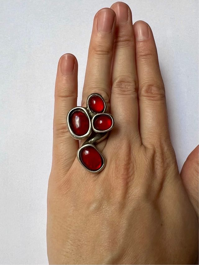 Anillo uno de 50 piedras rojas NEGOCIABLE