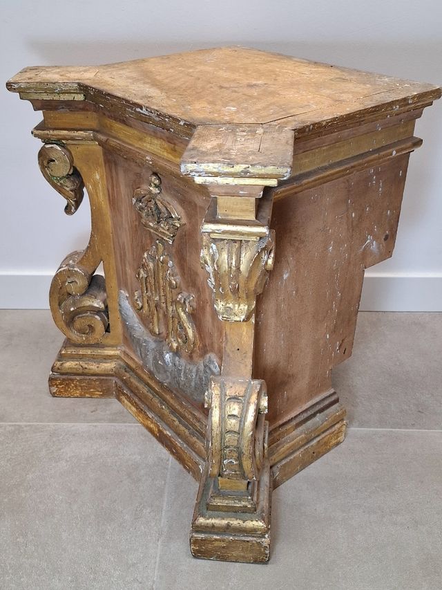 Pedestal de retablo de iglesia grande