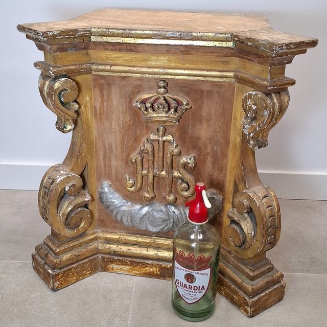 Pedestal de retablo de iglesia grande