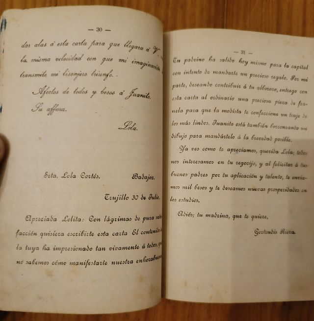Libro escolar antiguo manuscrito metodico