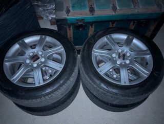 Llantas con neumaticos nuevos 
