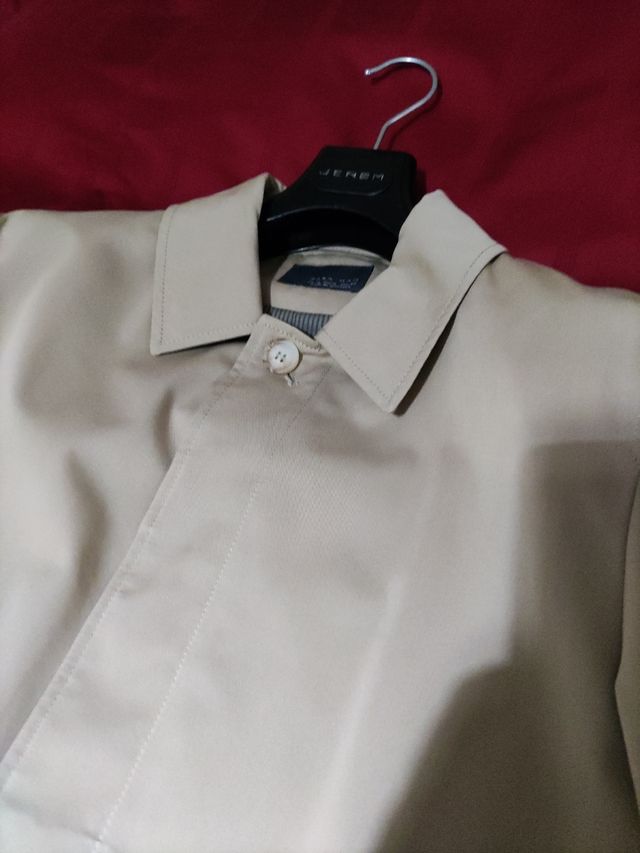 Gabardina hombre beige especial sobre traje.