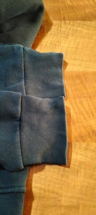 Felpa con cappuccio.