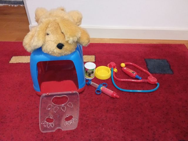 Perro de peluche con transportín