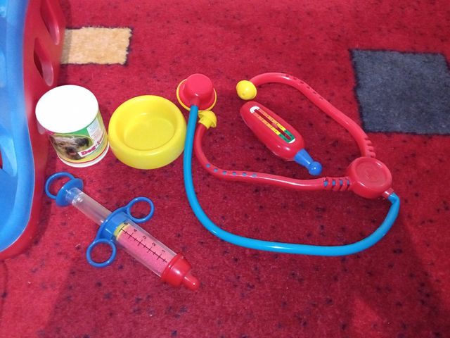 Perro de peluche con transportín