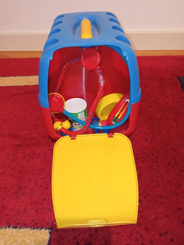 Perro de peluche con transportín