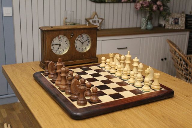 Reloj de ajedrez jantar antiguo