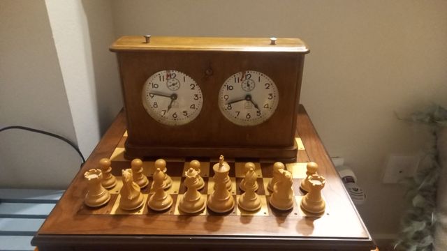 Reloj de ajedrez jantar antiguo