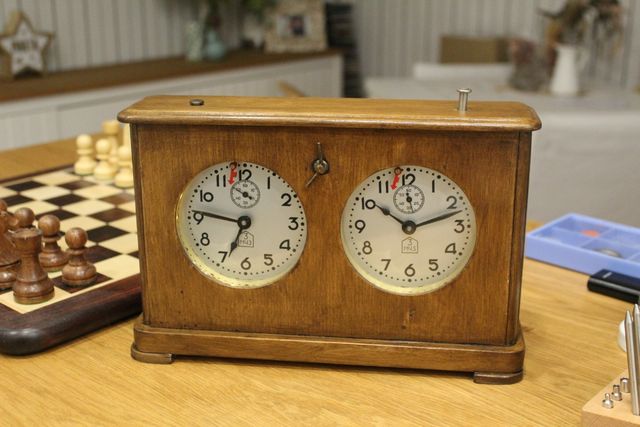 Reloj de ajedrez jantar antiguo