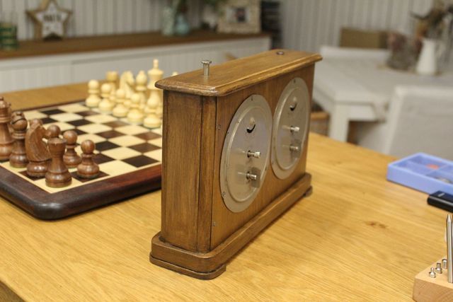 Reloj de ajedrez jantar antiguo