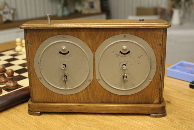 Reloj de ajedrez jantar antiguo